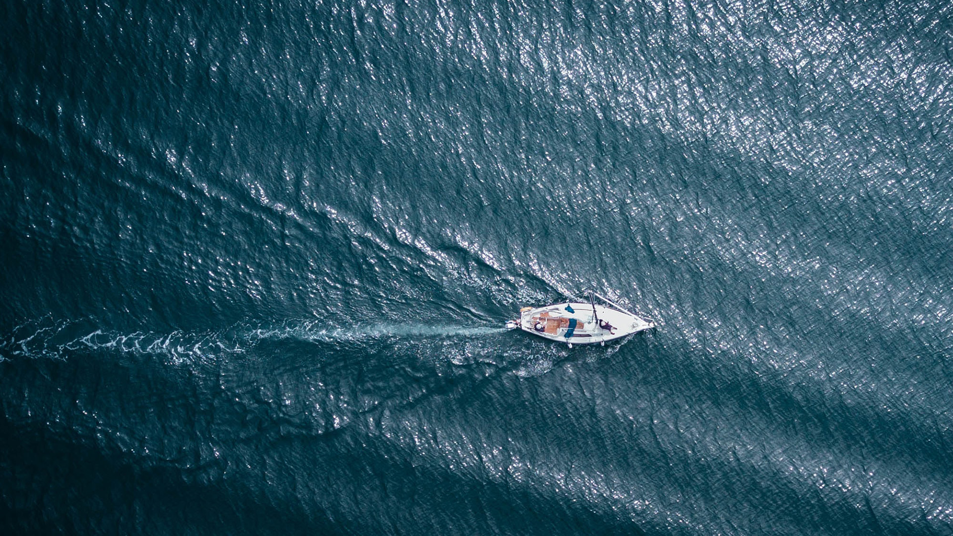 Segelboot senkrecht von oben fotografiert, auf dem Meer mit leichten Wellen