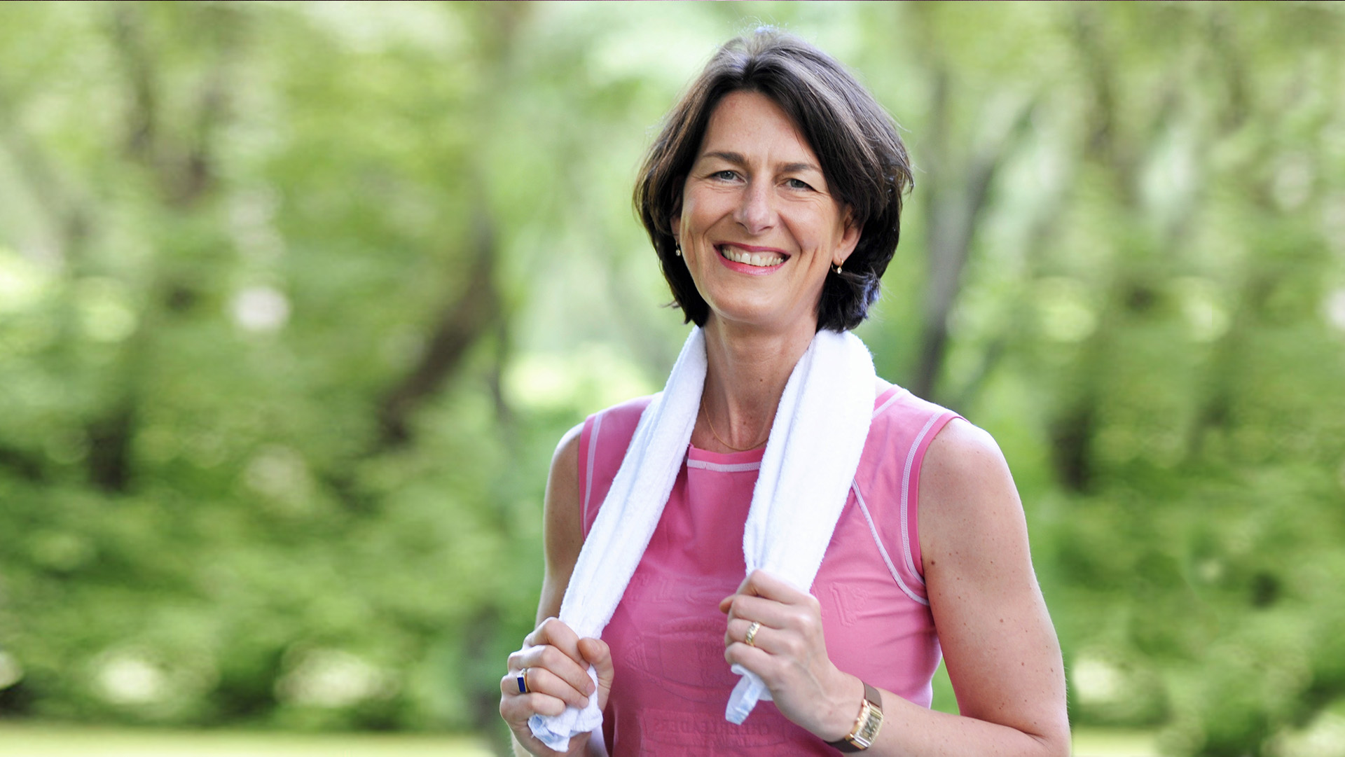 Dr. Anke Kleine-Tebbe mit Handtuch über den Schultern