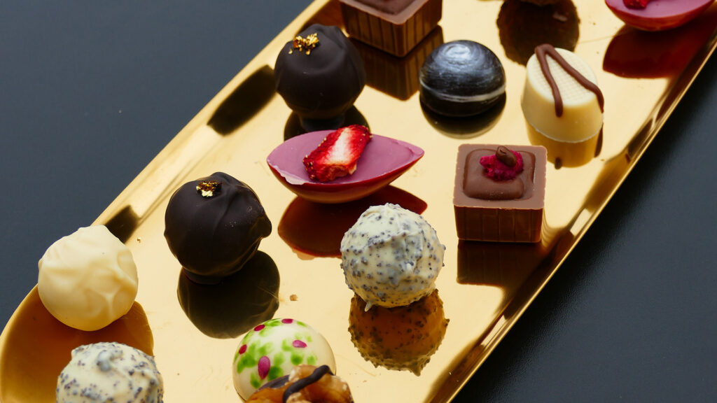 Pralinentablett mit Pralinés verschiedener Sorten