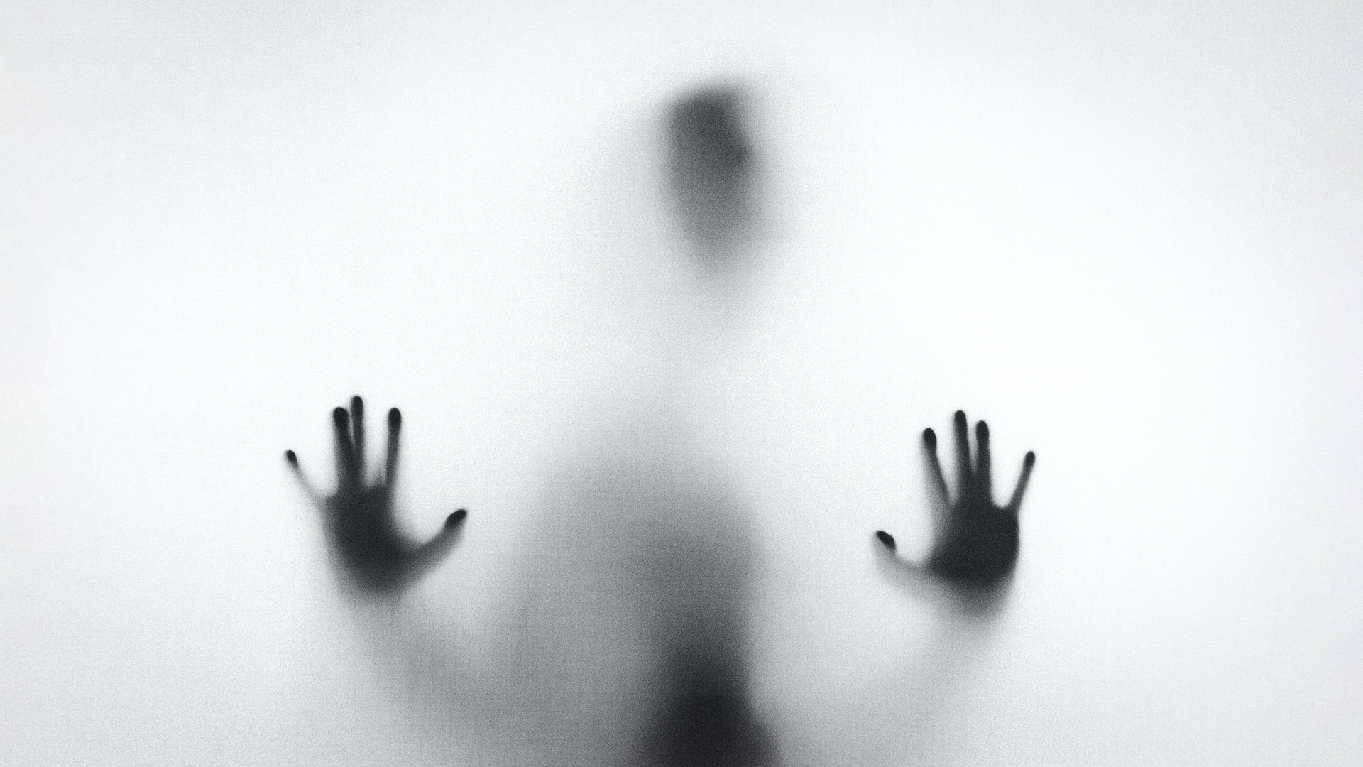 Person hinter Milchglaswand, Mensch mit Krebs fühlt sich verloren